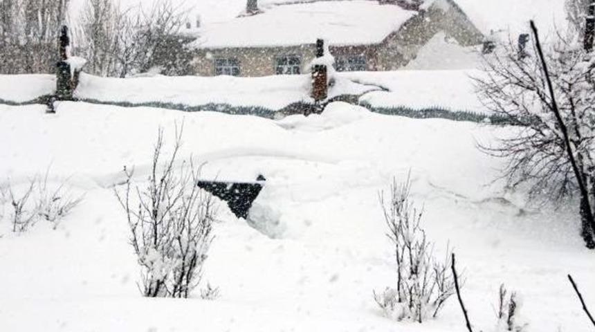 Karlıova'da Okullara 2 G&uuml;n Kar Tatili (2)