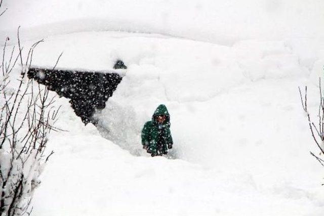 Karlıova'da Okullara 2 Gün Kar Tatili (2)