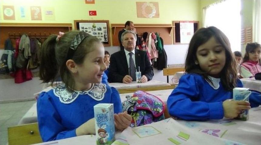 Minikler Eğitimlerine Vali Kahraman İle S&uuml;t İ&ccedil;terek Başladı