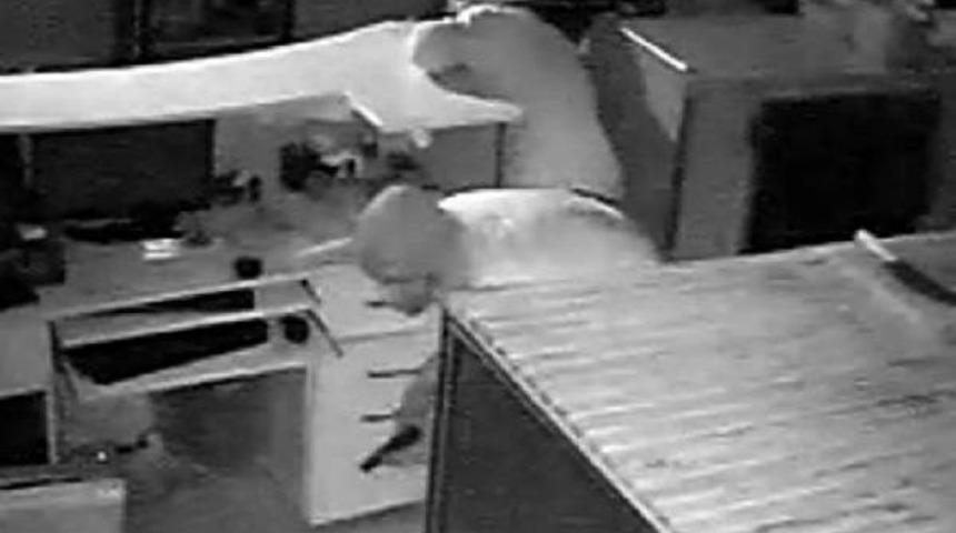 Sadaka Kutusu Ve Yazar Kasadaki Madeni Paraları B&ouml;yle &Ccedil;aldılar