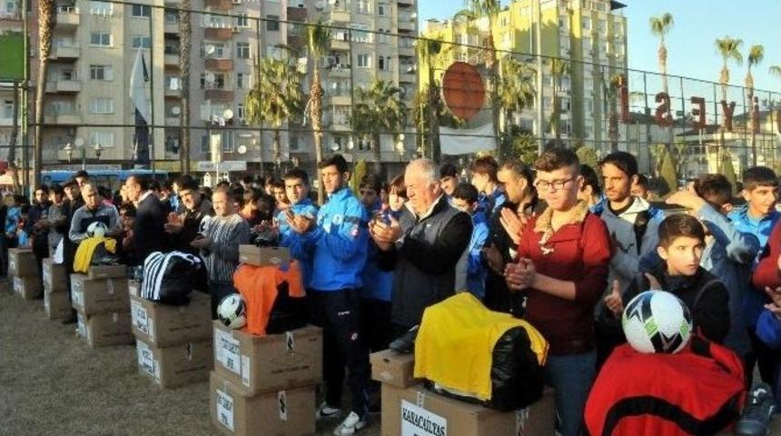 Akdeniz Belediyesi Amat&ouml;r Kul&uuml;plere Malzeme Dağıttı