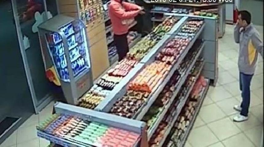 Eski &Ccedil;alışan Kar Maskesi Takıp Tabanca Ile Akaryakıt Istasyonunun Marketini Soydu