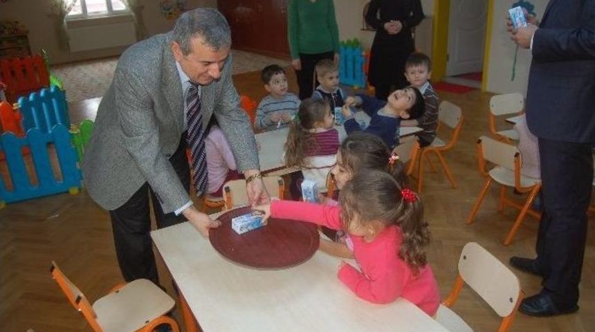 Lapseki’de 1231 Öğrenciye Süt Dağıtımı Yapıldı