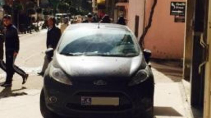 Milas&rsquo;ta Engelli Plakalı Bir Aracın Hatalı Parkı Tepki Topladı