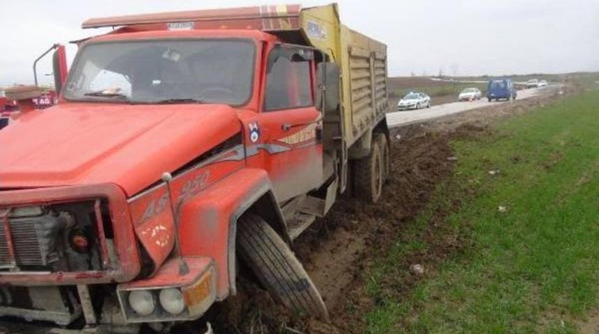 Kamyon Otomobile &Ccedil;arptı: 1 &Ouml;l&uuml;, 3 Yaralı