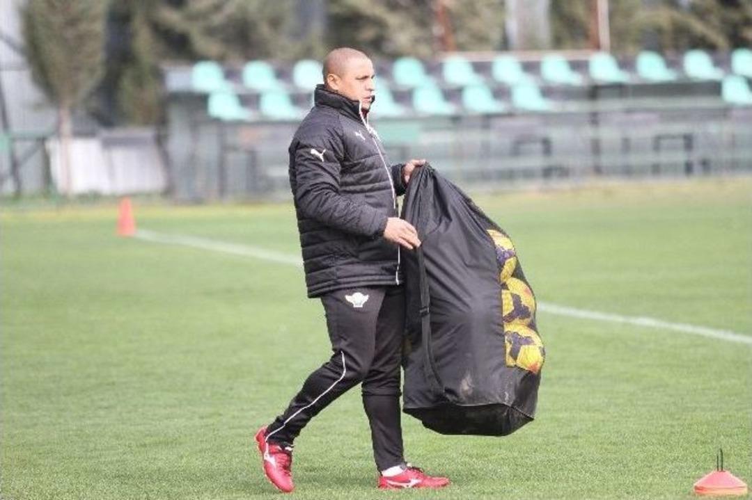 Roberto Carlos&rsquo;tan Gekas&rsquo;a G&ouml;nderme