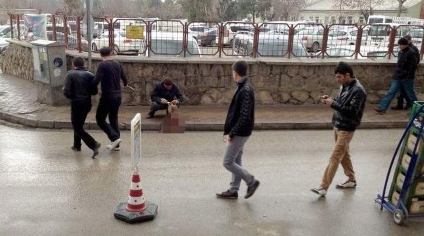 Tavuğu Herkesin G&ouml;z&uuml; &Ouml;n&uuml;nde Kesti, Tepki Topladı