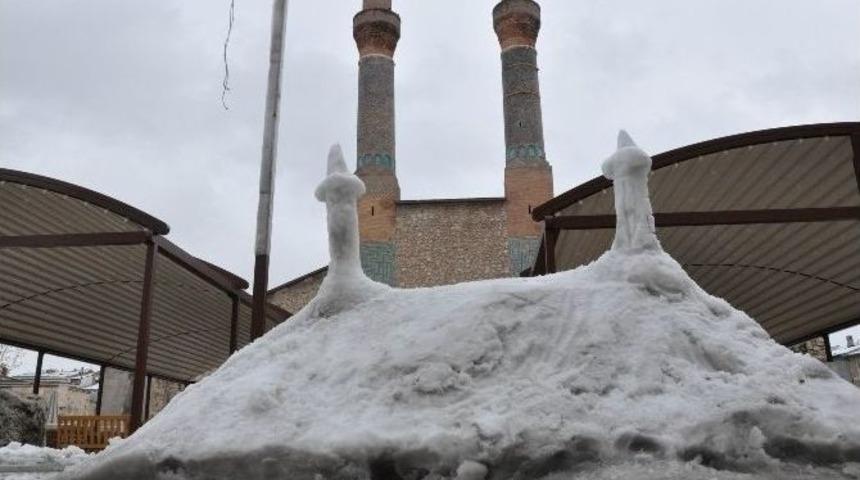 Kardan &Ccedil;ifte Minare&rsquo;nin Minyat&uuml;r&uuml;n&uuml; Yaptı