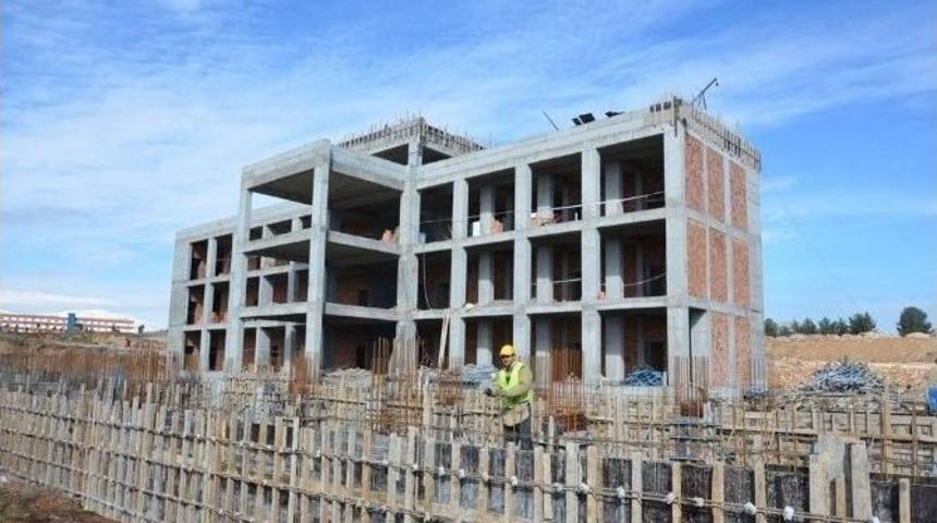 &Uuml;niversitesi&rsquo;ndeki İnşaatlar Y&uuml;kselmeye Devam Ediyor