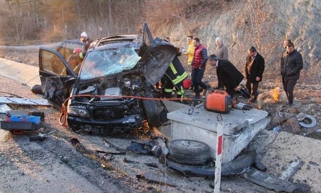 L&uuml;ks Cip İş&ccedil;ileri Taşıyan Kamyonete &Ccedil;arptı: 5 Yaralı