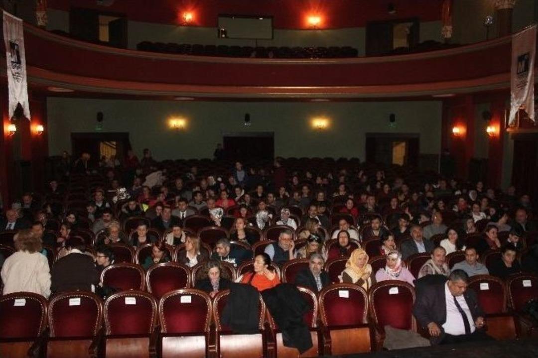 Mali M&uuml;şavirler&rsquo;den Başarılı Tiyatro Performansı