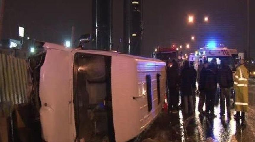 Tem'de Servis Minib&uuml;s&uuml; Devrildi: 10 Yaralı