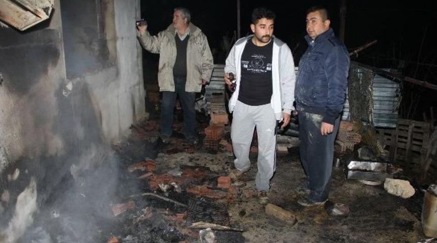 Susuz Köyde Çıkan Yangın Yaşlı Çiftin Evini Kül Etti