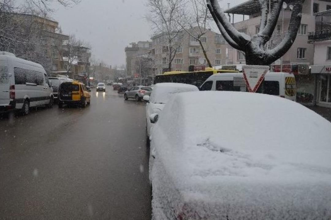 Bursa&rsquo;da Yoğun Kar Yağışı Etkili Oluyor