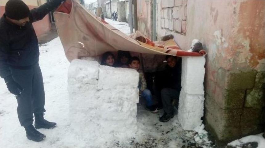 Pasinler&rsquo;de &Ccedil;ocuklar Kardan Ev Yaptılar