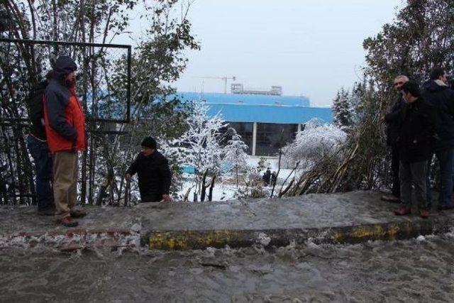 Yolcu Dolu Özel Halk Otobüsü Işyeri Bahçesine Uçtu