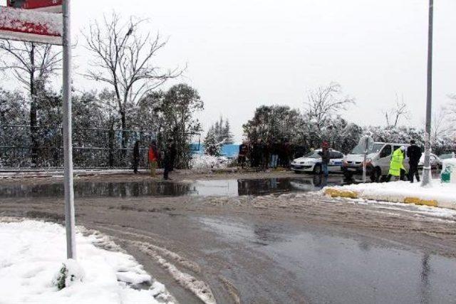 Yolcu Dolu Özel Halk Otobüsü Işyeri Bahçesine Uçtu