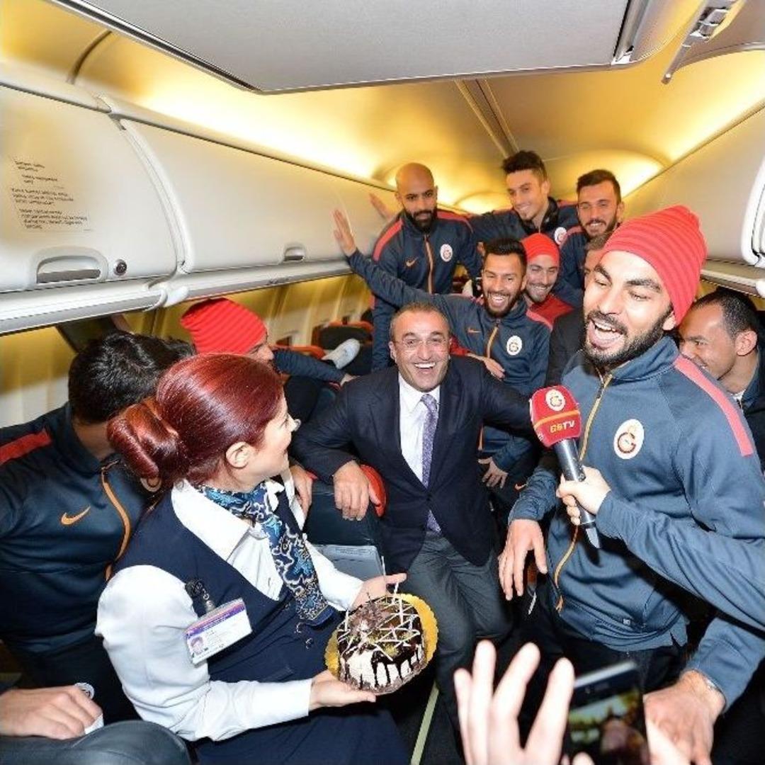 Sel&ccedil;uk İnan&rsquo;a U&ccedil;akta Doğum G&uuml;n&uuml; S&uuml;rprizi