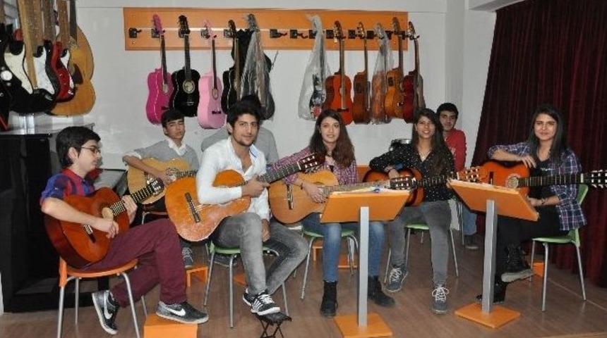 Amat&ouml;r Gen&ccedil;lerden Gitar Resitali