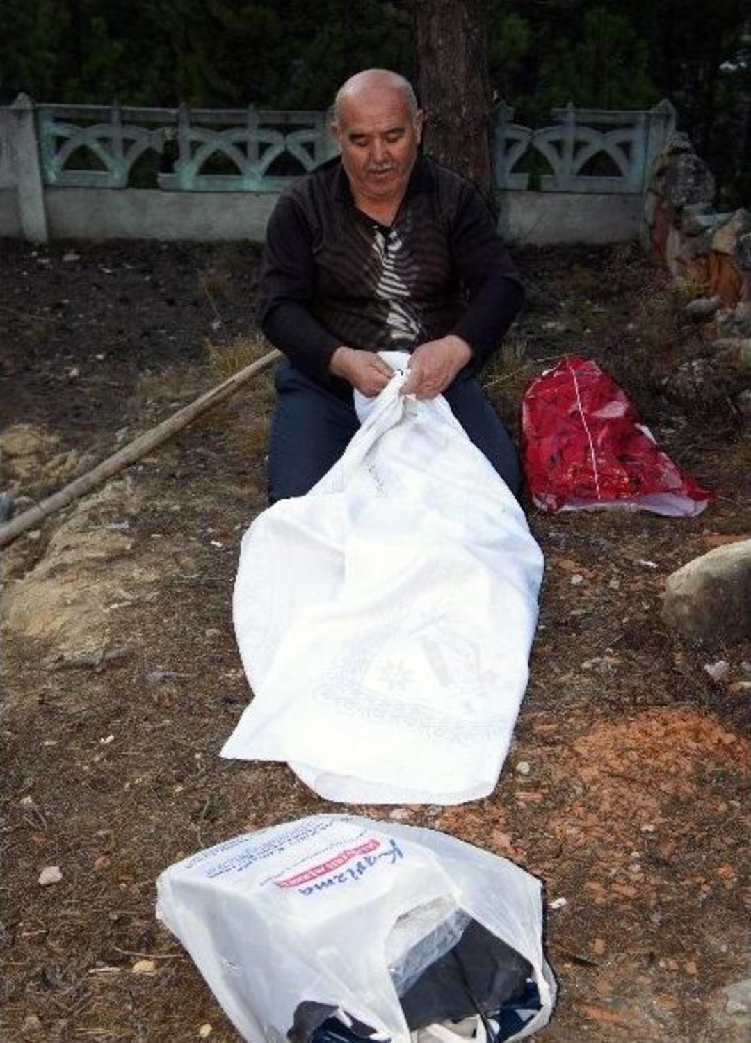 (&ouml;zel Haber) Babasının Katili Olan Sigarayı, Toplayıp Defnediyor