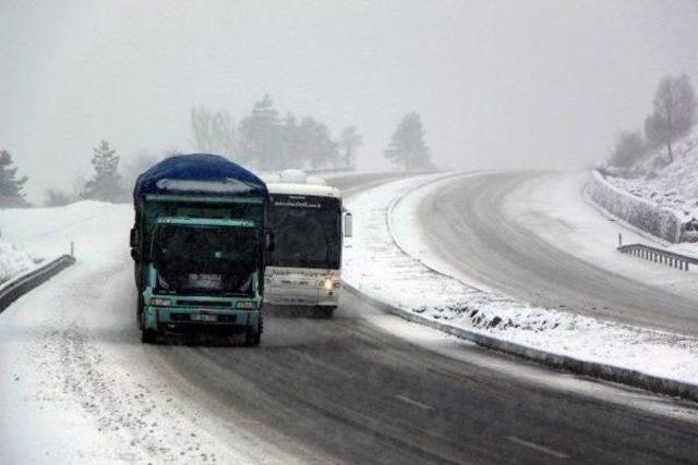 Bolu Dağı'nda Kar Yağışı Ulaşımı Etkiledi