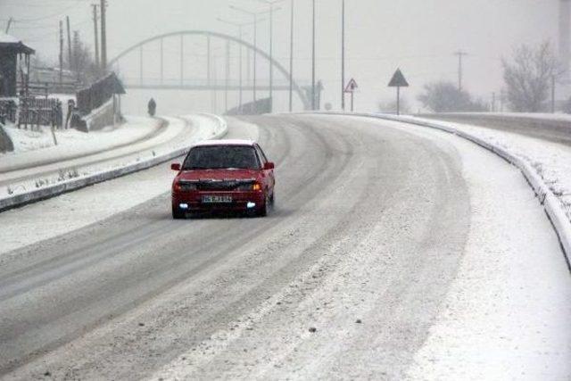 Bolu Dağı'nda Kar Yağışı Ulaşımı Etkiledi