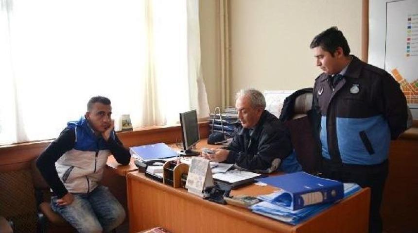 Kaybettiği C&uuml;zdanını Zabıta Buldu