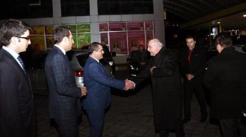 İstifa Eden Rekt&ouml;r Ali Akmaz: Ayrılma Şansımız Yok, Etle Kemik Gibiyiz