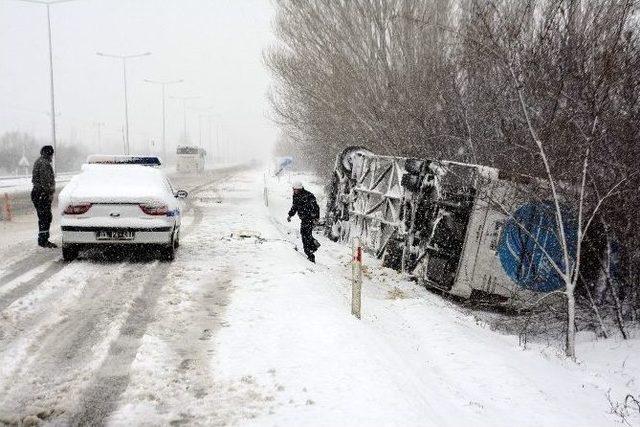 Afyonkarahisar’da Yolcu Otobüsü Şarampole Devrildi