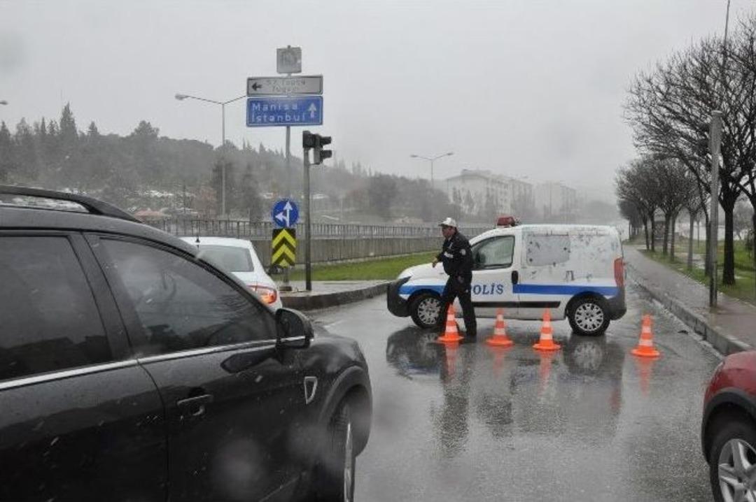 Şiddetli Tipi İzmir Manisa Karayolunu Kapattı