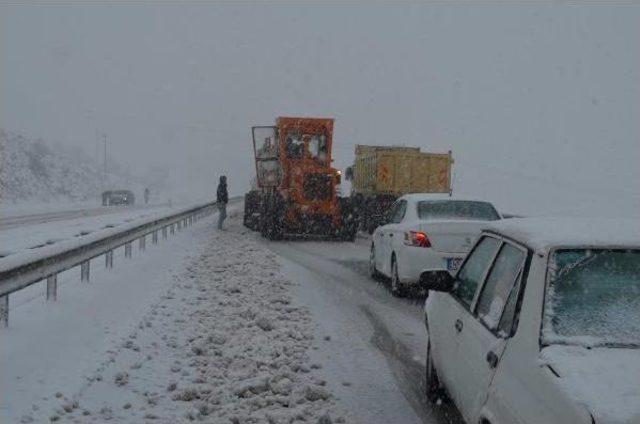 İzmir- Ankara Karayolu 2 Saat Ulaşıma Kapalı Kaldı