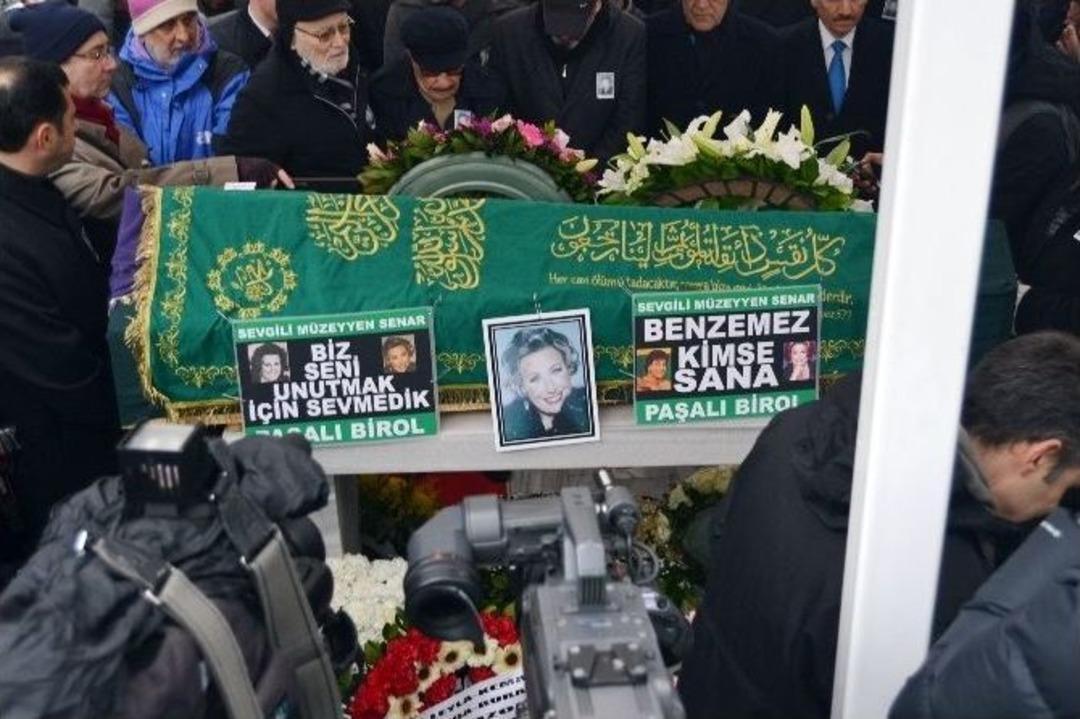 M&uuml;zeyyen Senar&rsquo;a Veda