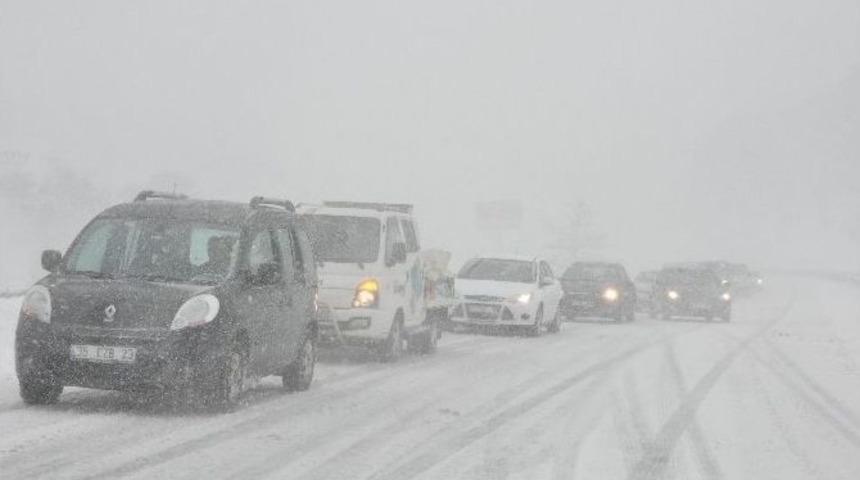 Manisa-izmir Karayolu Ara&ccedil; Ulaşımına Kapandı