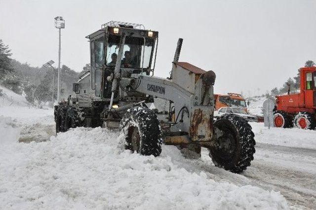 Manisa-izmir Karayolu Araç Ulaşımına Kapandı