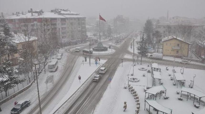 Boz&uuml;y&uuml;k&rsquo;e Kar Geri Geldi