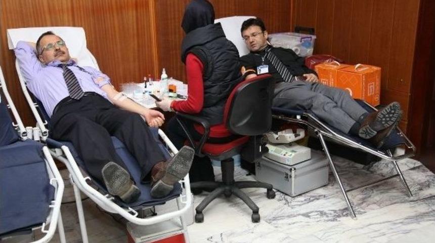 Başkan Kurt Personeliyle Birlikte Kan Bağışı Yaptı