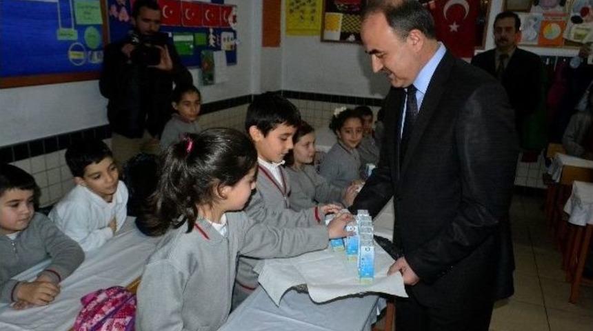 Vali Erol &Ouml;ğrencilere Okul S&uuml;t&uuml; Dağıttı