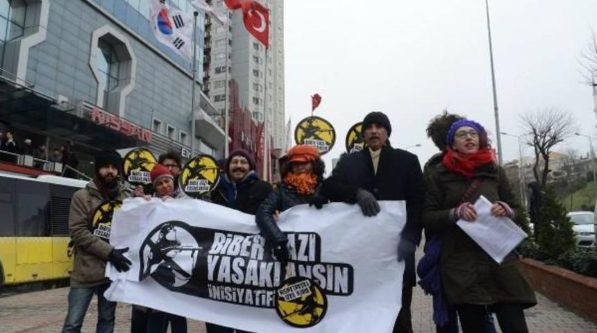 G&uuml;ney Kore&rsquo;Ye Biber Gazı Protestosu