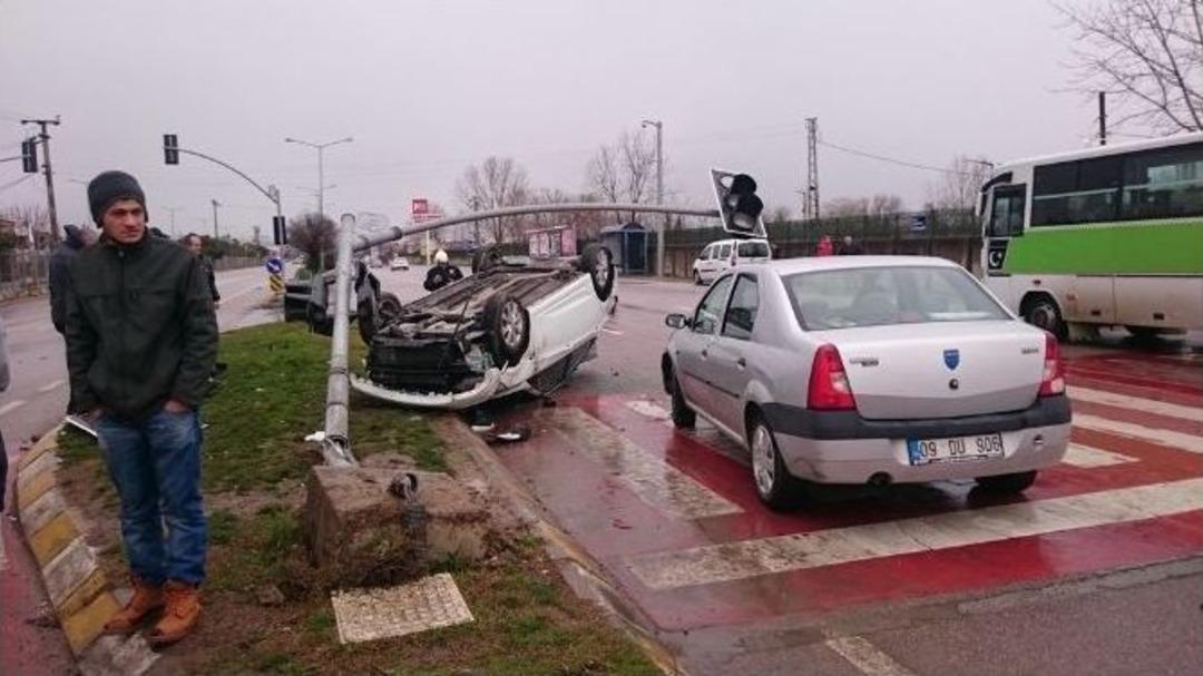 Hatalı Şerit Değiştiren Otomobil Takla Attı: 1 Yaralı
