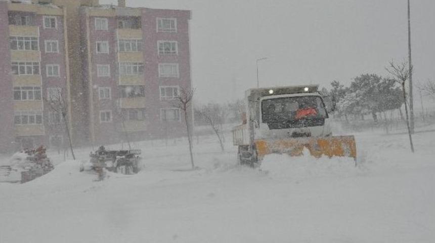 K&ouml;rfez Belediyesinin Karla M&uuml;cadelesi Başladı
