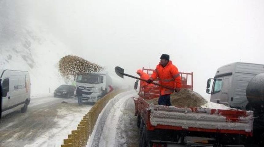 Bolu Dağı'nda Kar Yağışı Ulaşımı Etkiledi (3)