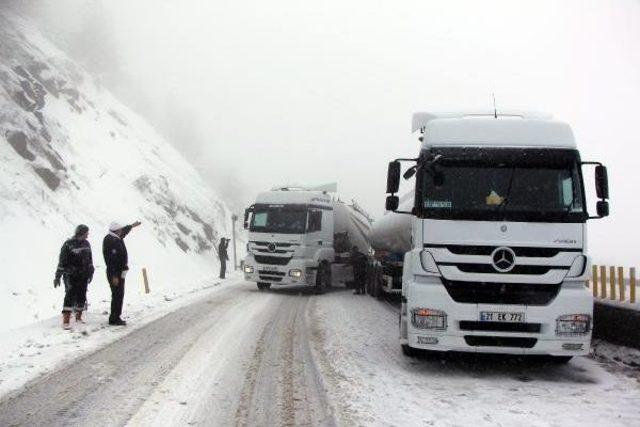 Bolu Dağı'nda Kar Yağışı Ulaşımı Etkiledi (3)