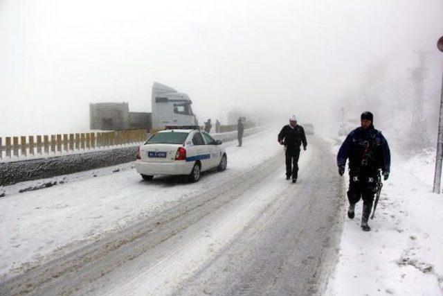 Bolu Dağı'nda Kar Yağışı Ulaşımı Etkiledi (3)