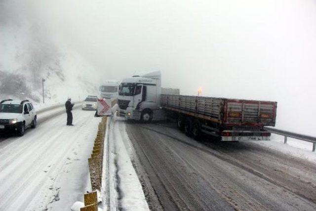 Bolu Dağı'nda Kar Yağışı Ulaşımı Etkiledi (3)