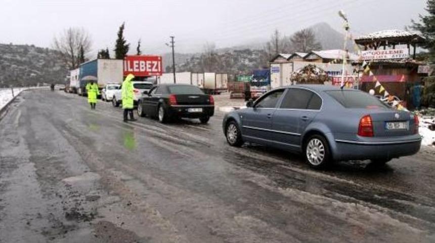 Kar, Akseki- Seydişehir Yolunda Ulaşımı Aksatıyor