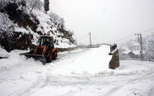 Kar, Akseki- Seydişehir Yolunda Ulaşımı Aksatıyor