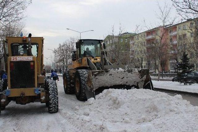 Erzurum’da Gece Gündüz Kar Temizliği