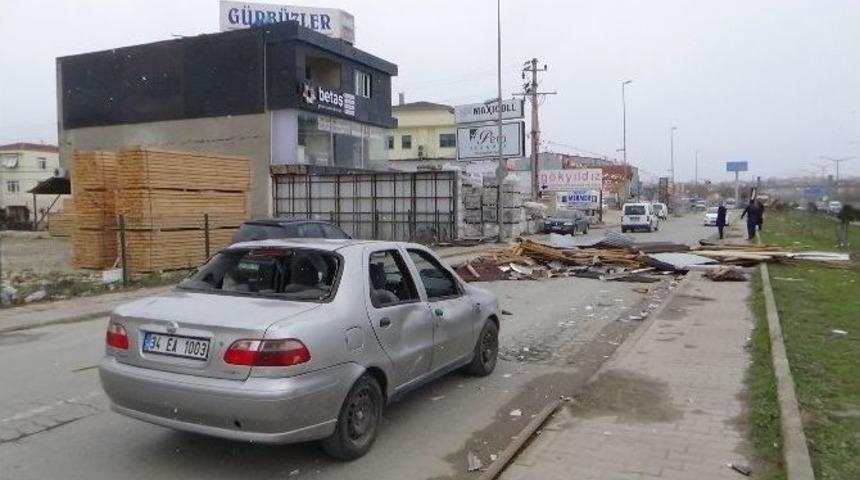 (&ouml;zel Haber)fırtınanın U&ccedil;urduğu &Ccedil;atı, Seyir Halindeki Aracın &Uuml;zerine D&uuml;şt&uuml;
