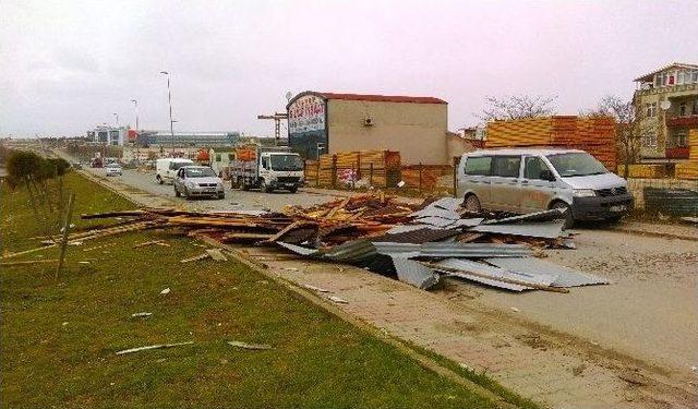 (özel Haber)fırtınanın Uçurduğu Çatı, Seyir Halindeki Aracın Üzerine Düştü