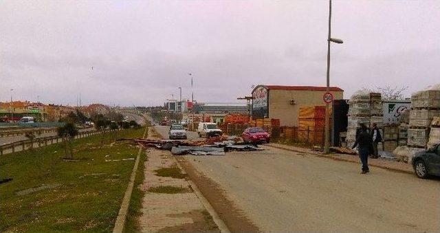 (özel Haber)fırtınanın Uçurduğu Çatı, Seyir Halindeki Aracın Üzerine Düştü